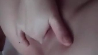 Wanita di rumah sendiri melancap pada cam