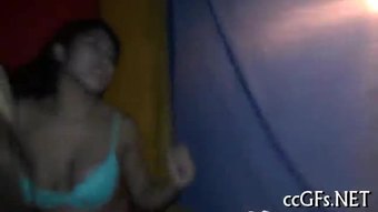 Seksi remaja menunjukkan off mengejutkan badan