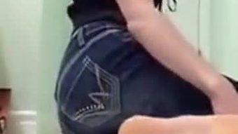 Indah remaja menunjukkan dia sedikit kaki