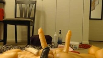 Buah dada bermain dengan dua dildo