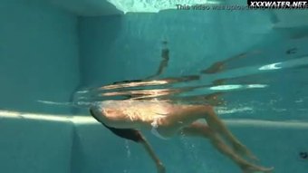 Russaka yang seksi blackhaired mermaid