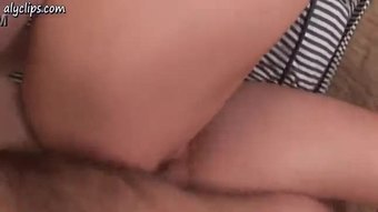 Dua babes melakukan blowjob dan perkongsian cock