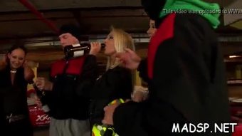 Lelaki bertuah mendapati dirinya sorrounded oleh jock babes lapar