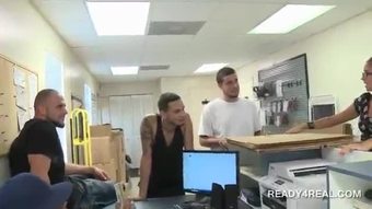 Cute dude dibayar untuk bermain permainan seks di pejabat