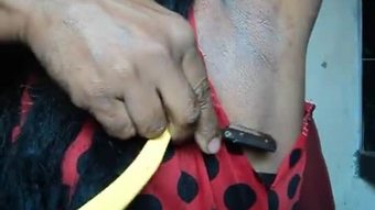 Gadis bercukur ketiak rambut dengan pisau cukur lurus.avi