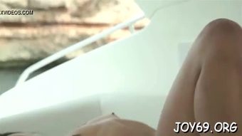 Gals meletakkan dalam mainan dalam seksual teruja twats
