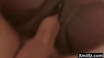 Keriting pantat california milf bogel menunjukkan