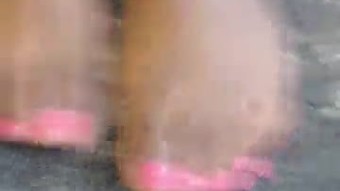 Orang negro remaja feetplay merah jambu jari-jari kaki tapak kaki