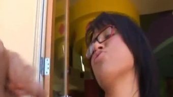 Kutu buku kakak dengan gelas handjob