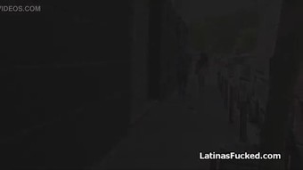 Berdebar-debar berair latina babe dari jalan