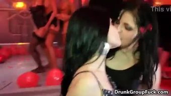 Sangat panas druunk babe adalah menyentak