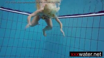 Amatur si rambut perang mermaid