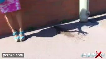 Pornxn menakjubkan Kiki minaj awam kencing