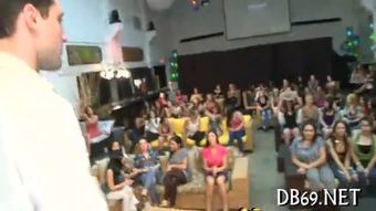 Gemuk membincangkan jalang menghisap penis