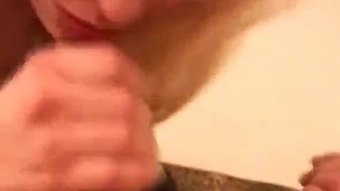 Yang membangkitkan handjob dan hisap