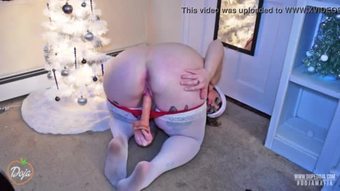 Chubby Krismas cutie menyebalkan dan fucks dildo