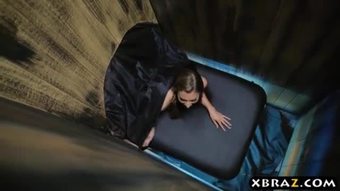 Hottie melawat kelab seks bawah tanah untuk seks tanpa nama