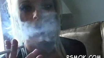 Menakjubkan sayang menyenangkan dirinya dengan rokok