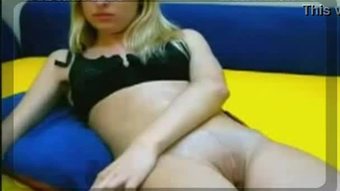 Cutie menggosok pussy020202