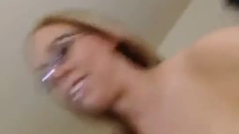Buah dada ayam memakai gelas tunggangan dildo