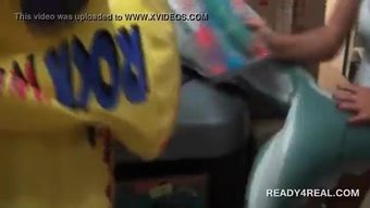Menyeronokkan dalam mainan kedai dengan gadis