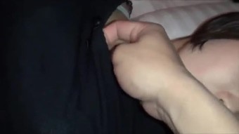 Cantik Korea stepsister fucked sementara bermain