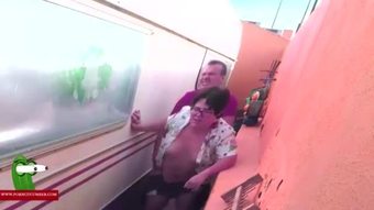 Mereka bersembunyi di belakang kafilah untuk bercinta. raf279