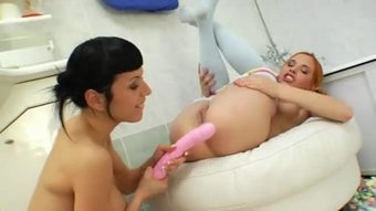 Eksklusif bawah dildoing lesbian