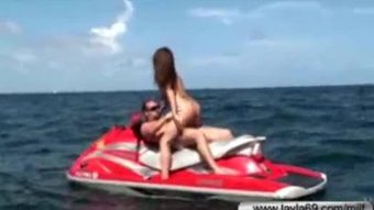 Kristal utama mengambil menaiki jetski