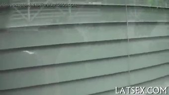 Latin chick menghisap penis
