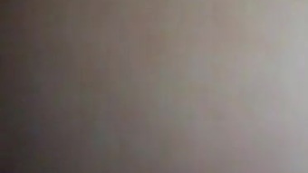 Buatan sendiri zakar besar Mengongkek penari telanjang perempuan murahan.