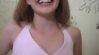 Seksi babe deepthroats gloryhole 29
