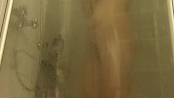 Mandi foreplay dengan dildo dan Kami-vibe