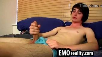 Seksi emo remaja dalam seluar dalam perasaan penisnya berkembang