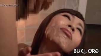 Langsing Jepun chick memainkan taat dalam kasar mandi air mani adegan