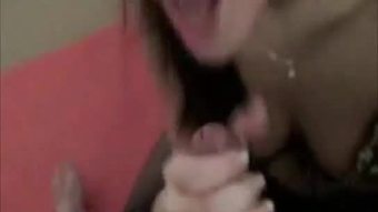 Perempuan murahan si rambut coklat blowjob