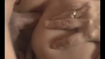 Nenek sue menunjukkan anak perempuannya
