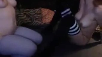 Lesbian kaitlyn dan makayla makan satu sama lain di kamera