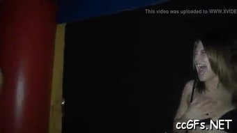Babe usia undang-undang remaja menikmati belakang fuck