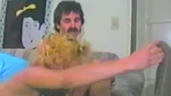 Blonde chick perkhidmatan berbulu dick dan menunggu untuk muka