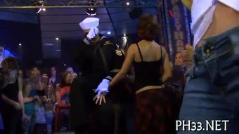 Lelaki fucked pipi dalam pose seksi