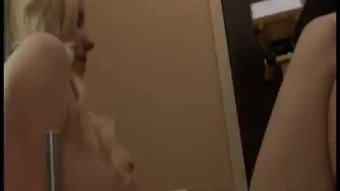 Berambut perang di bilik mandi