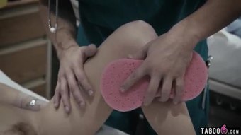 Doktor tidak dapat menahan fucking ketat remaja pesakit