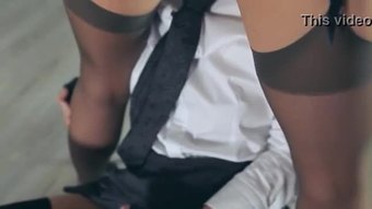 Panas teenies mengusik dirinya dalam seluar