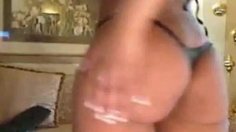 Bootylicious hitam babe mempunyai plug di pantat