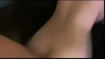Si rambut coklat dengan cermin mata menyelar dan facialized sexcams24.webcam, onani