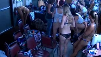 Strippers melakukan rambut dan solek