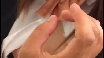 Remaja Jepun yuki hirai mendapat fingered kemudian menghisap uncensored