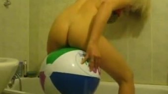 Sophie mencuci dirinya mencukur dan bermain permainan di bak mandi