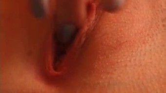 Berambut perang sweety menunggang dildo